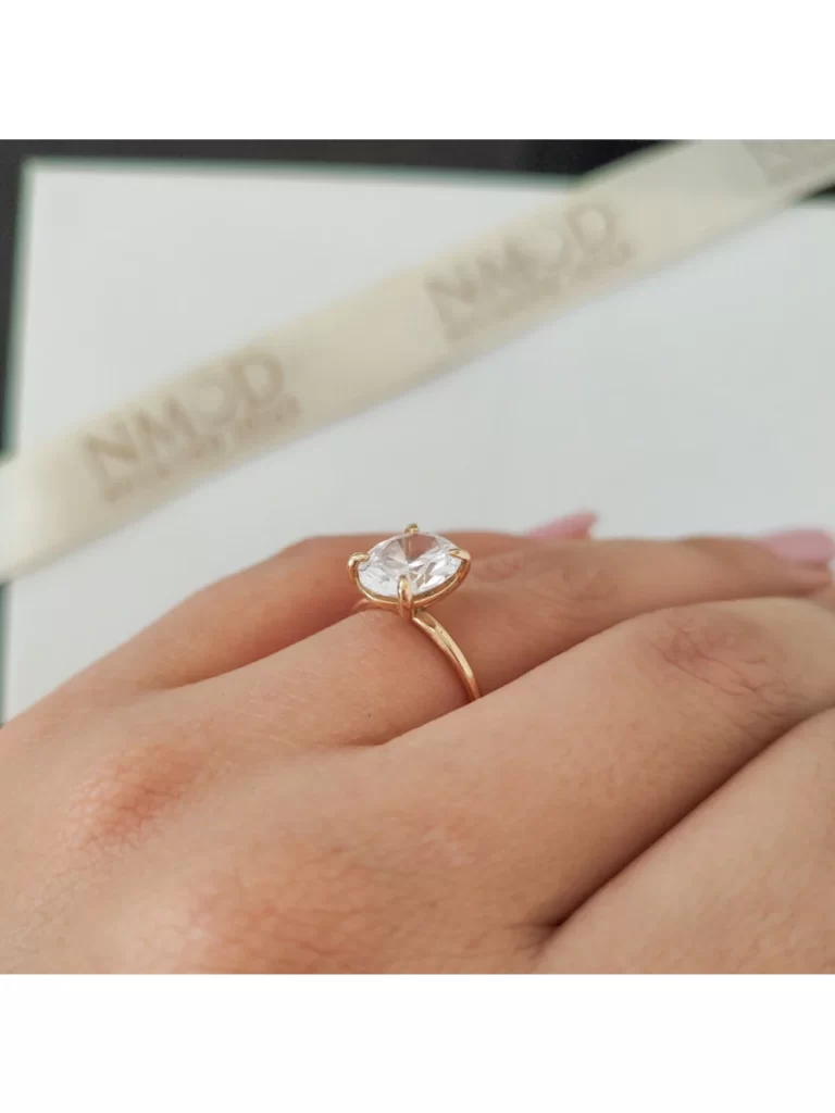 Anel De noivado Lily II em Ouro 18K Oval Neumond joias